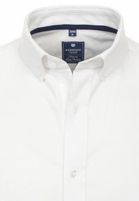 Weißes Hemd mit Button-Down-Kragen, das innen am Kragen mit einem navyfarbenen Akzent versehen ist und ein kleines Logoetikett in der Nähe des Halses hat. Weicher Stoff.