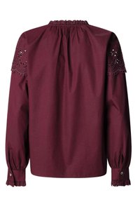 Bordo bluz s dugim rukavima sa nabranim izrezom, detaljima od čipkaste čipke na ramenima i dugmadima na manžetama. Glatka tekstura i opušteni kroj.