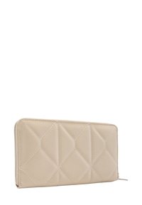 Beżowy pikowany portfel z wzorem diamentowym, gładką fakturą i srebrnym zamkiem błyskawicznym. Kompaktowy, prostokątny kształt z przeszyciami.
