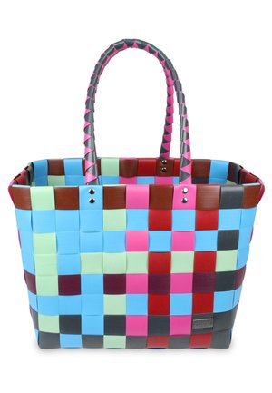 Gewebte Tragetasche mit mehrfarbigen Quadraten aus Kunststoffmaterial, stabilen Griffen und metallischen Akzenten. Die Farben umfassen Pink, Blau, Grün und Braun.