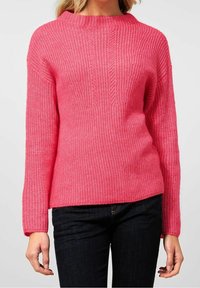 Rosa stickad tröja med ribbat mönster, vid båthalsringning och långa ärmar; har en avslappnad passform och något kortad fåll.
