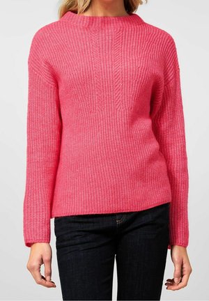 Roze gebreide trui met een geribbelde textuur, brede bootvormige halslijn en lange mouwen; heeft een relaxte pasvorm en een lichtjes cropped zoom.