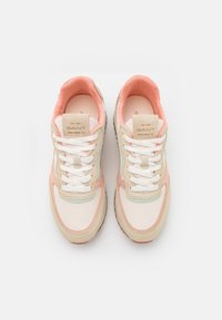 Beige und rosa Sneaker mit einem strukturierten Design, weißen Schnürsenkeln und einer gepolsterten Zunge. Verfügt über eine Gummisohle und Minz-Akzente.