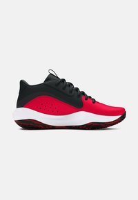 Chaussures de sport avec un dessus en mesh rouge, des accents noirs et une semelle intermédiaire blanche. Elles présentent une semelle texturée avec un motif noir et rouge.