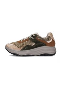 Sneaker con una toma superiore marrone e beige texturizzata, accenti in suede verde e una robusta suola intermedia grigia. Presenta lacci grigi e una suola esterna nera in gomma.