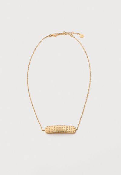 Collar de cadena de oro con un colgante de banda horizontal de oro adornado con dos filas de pequeños cristales transparentes.