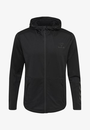 Giacca nera con cappuccio realizzata in materiale morbido ed elastico. Presenta una zip frontale, due tasche laterali e un logo discreto sul petto.