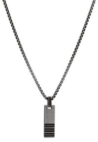 Zwart metalen ketting met een rechthoekige hanger met drie horizontale groeven. Gladde textuur met een matte afwerking.