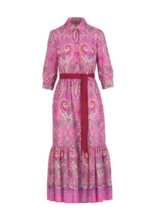 Roze lange jurk met paisley- en bloemenpatronen, knoopsluiting aan de voorkant, driekwart mouwen, kraag en een donkerrood tailleceintuur.