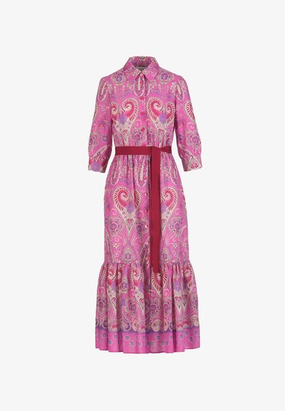 Lyserød lang kjole med paisley- og blomsterprint, knappet front, trekvartærmer, krave og et mørkerødt bælte til at binde i taljen.