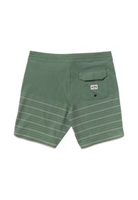 Zelené kraťasy s bielymi horizontálnymi pruhmi, zadným vreckom a logom. Vyrobené z ľahkej, texturovanej tkaniny.