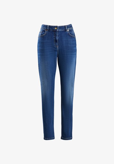 Kék farmernadrág, egyenes szabású, magas derékkal, elülső zsebekkel és fémből készült gombos zárással. Finom elhalványulás az anyagon.