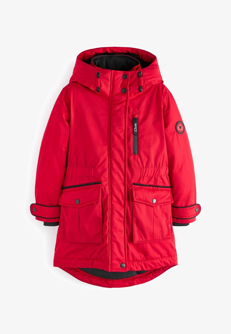 Rode gewatteerde jas met een ritssluiting, een capuchon met trekkoord, twee voorzakken met kleppen en zwarte accenten. Heeft een logo patch op de mouw.