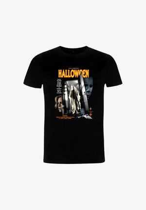 Camiseta de algodón negra con un gráfico de película de Halloween. Los colores predominantes incluyen texto en naranja y blanco con imágenes de personajes y una puerta.