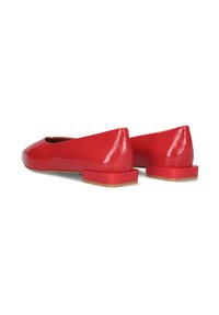 Rode lakleren ballerina's met een vierkante hak met een glanzende afwerking, een glad bovenvak en een afgerond te ontwerp.