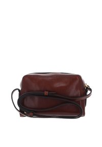 Borsa a tracolla in pelle marrone con forma rettangolare, chiusura a zip e una sottile tracolla. Presenta una texture liscia e hardware minimale.