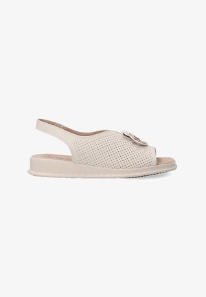 Beige perforeret lædersandal med åben tådesign, justerbar slingback og en dekorativ blomst detalje foran.