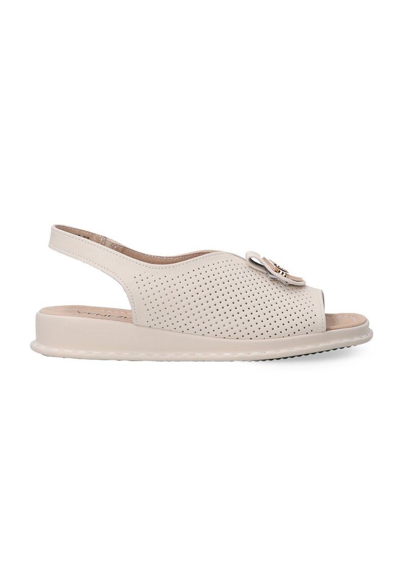 Beige perforierte Leder-Sandale mit offenem Zehendesign, verstellbarem Slingback und einem dekorativen Blumendetail an der Vorderseite.
