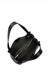 Borsa tote in pelle nera con esterno texturizzato, ampia apertura superiore e due manici. Interno con tasca con cerniera e fodera morbida e scura.