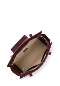 Borsa in pelle rosso scuro aperta per mostrare l'interno beige con tasca con cerniera e due scomparti interni.