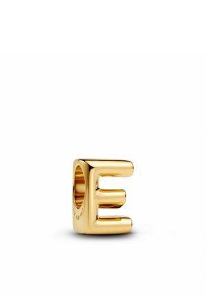 Goldfarbener Anhänger in Form eines großen "E", mit einer glatten Oberfläche, abgerundeten Kanten und einer Öffnung zur Befestigung.
