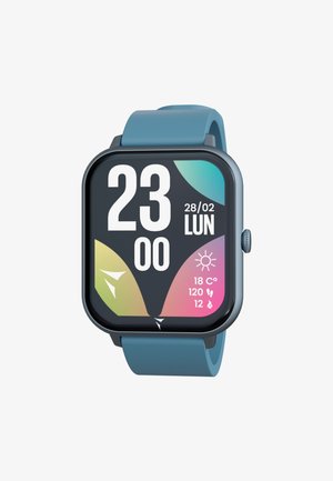 Smartwatch con un touchscreen rettangolare, cinturino in silicone blu, display digitale che mostra ora, data, condizioni meteo e metriche fitness.