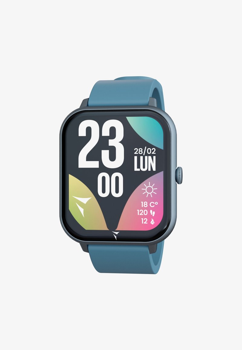 Smartwatch met een rechthoekig touchscreen, blauwe siliconen band, digitaal display met tijd, datum, weer en fitnessstatistieken.