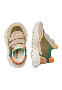 Sneakers con una miscela di suede beige, accenti verdi e arancioni, dotati di chiusure in Velcro e una suola chunky bianca maculata.