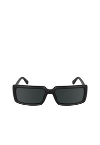 Ochelari de soare rectangulari negri cu lentile întunecate, rame groase mat și o curbă subtilă la temples. Design simplu și modern, fără logosuri vizibile.