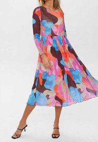 Långärmad A-linjead klänning med ett flerfärgat abstrakt mönster i rosa, blått, orange och brunt. Tillverkad av lätt, flödande tyg.