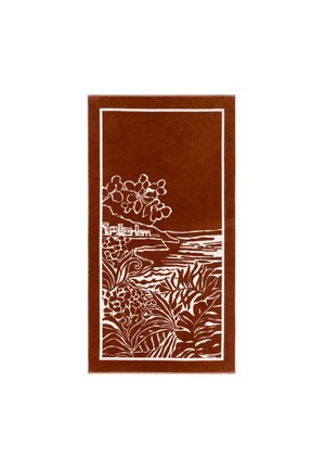 Tapis couleur rouille avec un dessin en ligne blanche représentant des plantes côtières, une branche d'arbre, des vagues et des bâtiments lointains encadrés par une bordure blanche simple.