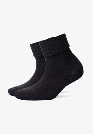 Czarne skarpetki kostkowe wykonane z miękkiego, żebrowanego materiału. Posiadają wykończenie w postaci podwinięcia oraz gładki, bezszwowy palec.