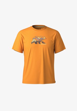 Orange T-Shirt mit kurzen Ärmeln, das ein Bärmotiv zeigt, das mit Bergen und Bäumen gefüllt ist. Hergestellt aus weichem Stoff und mit einem Rundhalsausschnitt.