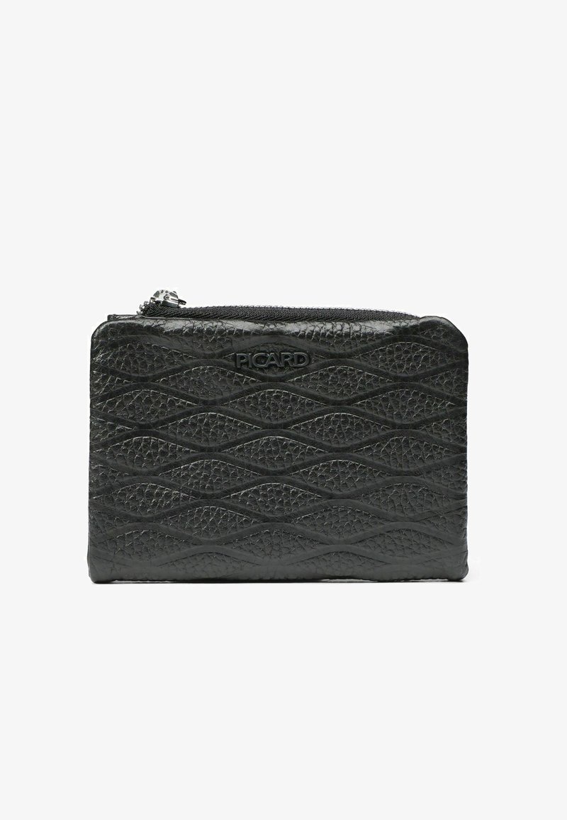 Bolsa de cuero negra con patrón ondulado en relieve, cierre de cremallera en la parte superior y sutil logotipo de la marca en el frente. Textura suave.