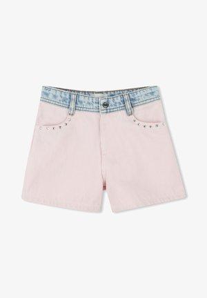 Shorts di jeans rosa chiaro con una cintura blu sbiadita, caratterizzati da borchie argentate lungo le tasche anteriori e una chiusura con bottone.