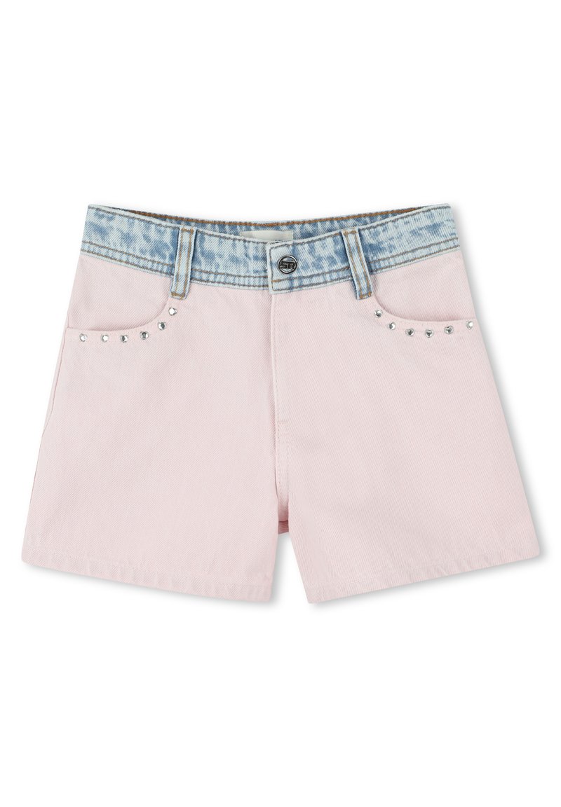 Lichtroze denimshorts met een vervaagde blauwe tailleband, voorzien van zilveren studs langs de voorkant van de zakken en een knoopsluiting.