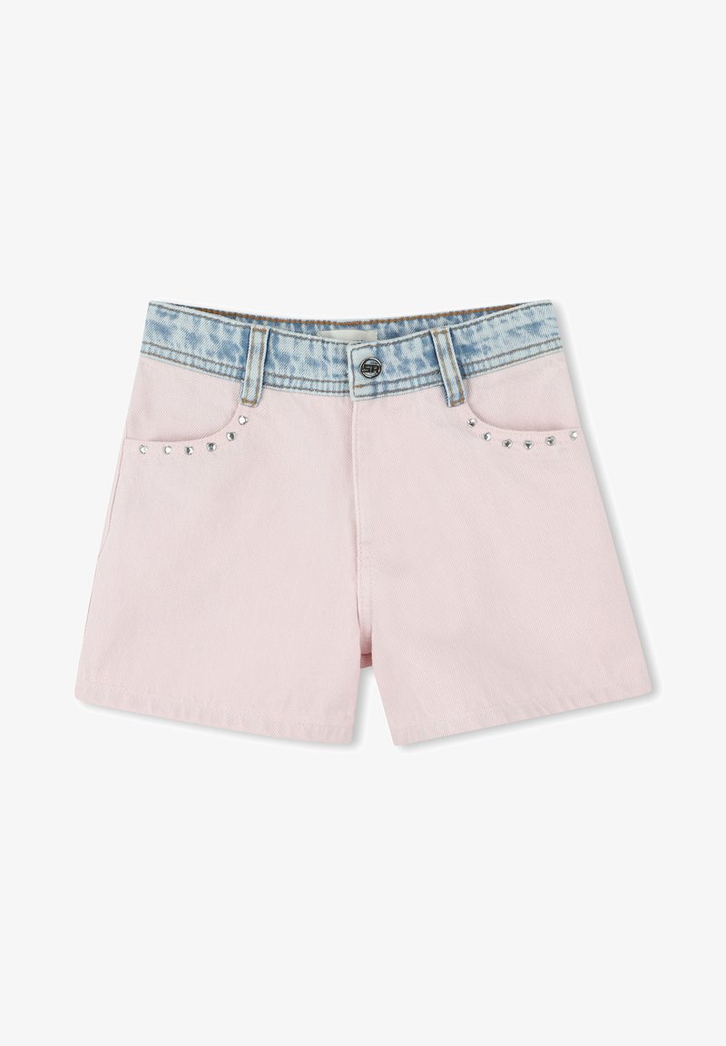Shorts en denim rose clair avec une taille bleu délavé, ornés de clous en argent le long des poches avant et d'une fermeture à bouton.