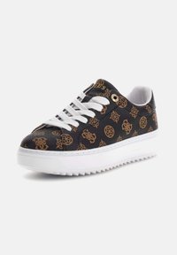 Sneaker con motivo nero e oro, con lacci bianchi, superficie testurizzata e una suola bianca chunky con bordi seghettati. Accenti in metallo dorato.