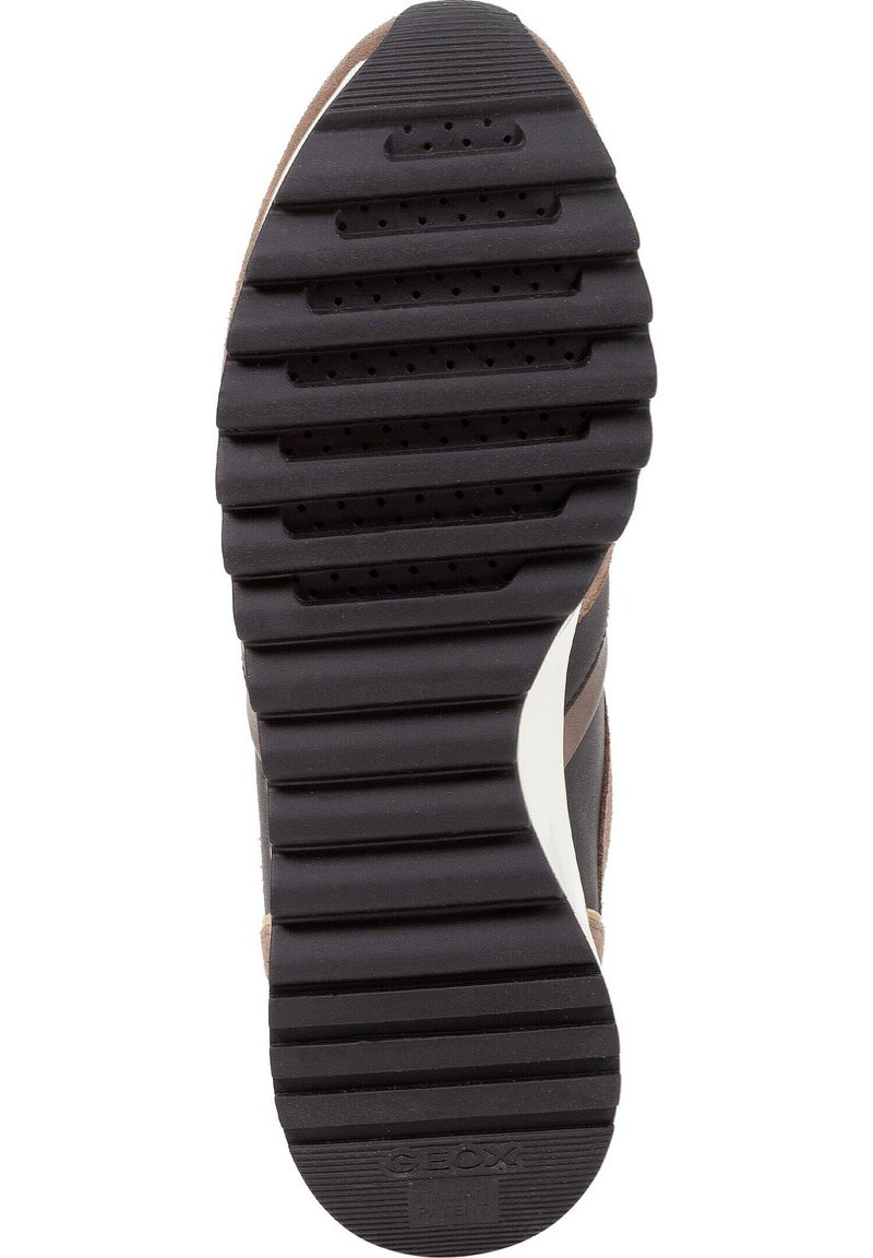 Suola in gomma nera con scanalature testurizzate e fori di drenaggio, accentuata da fianchi in tessuto marrone chiaro e una suola intermedia bianca.