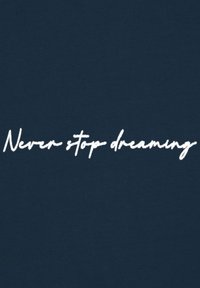 Námornícka látka s textom "Nikdy prestaň snívať" v bielej, rukou písanej typografii, so zamatovou textúrou a bez ďalších grafík.
