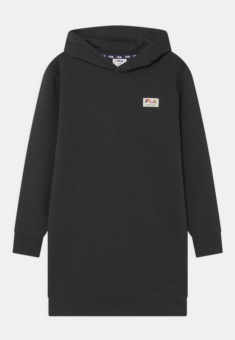 Robe noire à manches longues avec capuche, poignets et ourlet côtelés, petit patch logo FILA sur la poitrine gauche, et doublure intérieure de col marquée.
