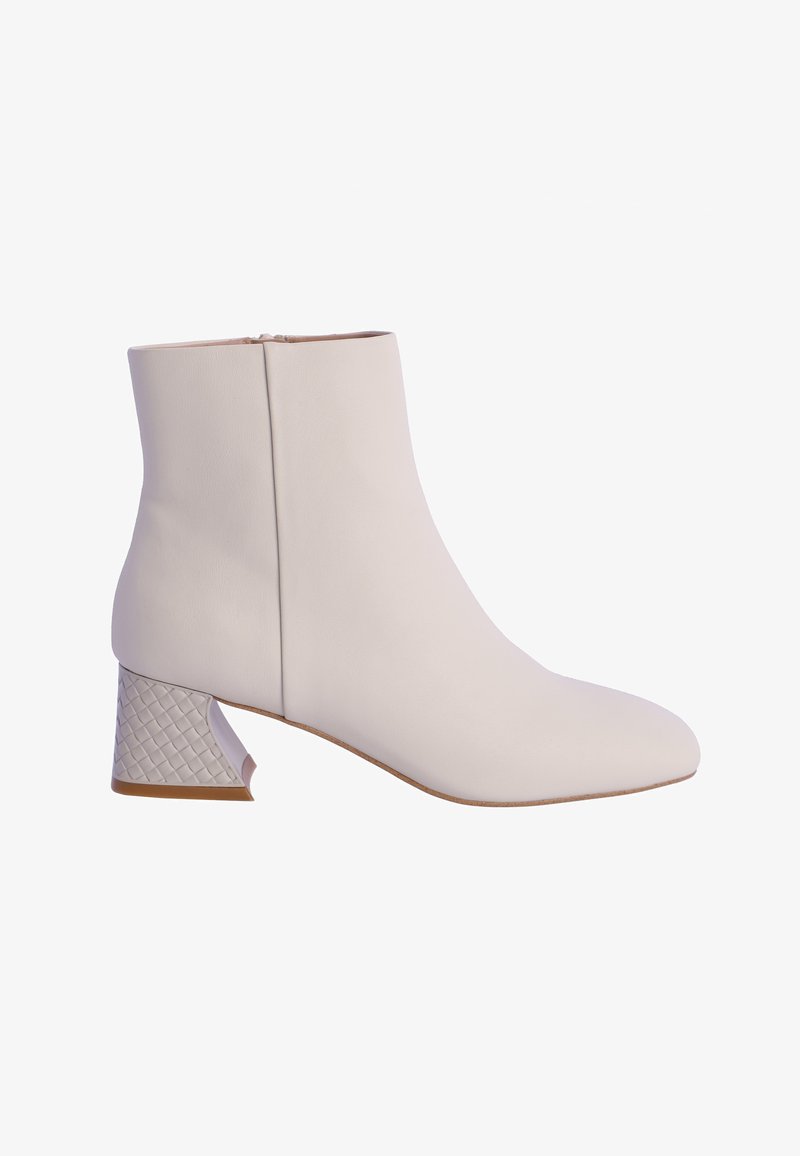 Botín de cuero blanco hasta el tobillo con punta afilada, tacón bloque de plata texturizada y un diseño limpio que cuenta con un cierre de cremallera en la parte posterior.