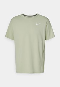 Lys grøn Nike t-shirt med rund hals, korte ærmer og et lille hvidt logo på venstre bryst. Glat, blødt stof.