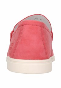 Scarpe slip-on in suede rosso con punta arrotondata, suola in gomma bianca e dettagli di cucitura minimi. L'interno è foderato con un materiale a contrasto.