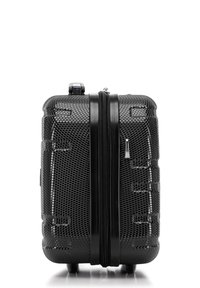 Zwarte harde rolkoffer met mesh-textuur, dubbele ritssluiting en stevige wielen. Voorzien van versterkte hoeken en zijaccenten.