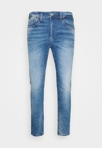 Pantalones vaqueros de mezclilla azul claro con un corte entallado, cinco bolsillos, cremallera y botón metálico. Presentan un desgaste sutil y una textura uniforme en toda la prenda.