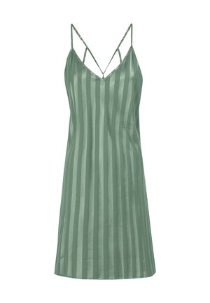 Vestido deslizante verde de satén con tirantes finos, que presenta rayas verticales y un escote en V. Textura suave, diseño hasta la rodilla.