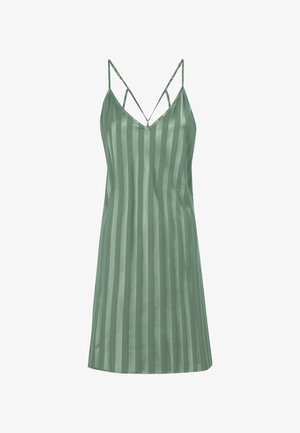 Grünes Satin-Nachthemd mit dünnen Trägern, mit vertikalen Streifen und V-Ausschnitt. Glatte Textur, knielanger Schnitt.