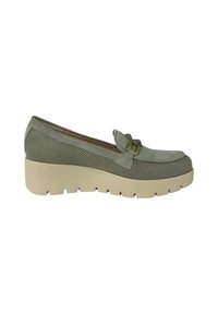 Scarpa slip-on grigia in rete con punta in morbido camoscio e un fiocco decorativo. Presenta una spessa suola in crema con una parte inferiore testurizzata.