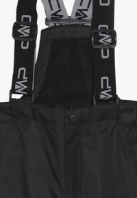 Schwarze wasserdichte Hose mit verstellbaren schwarzen und grauen Trägern, die das "CMP"-Markenlogo tragen, und einem vorderen Knopfverschluss.